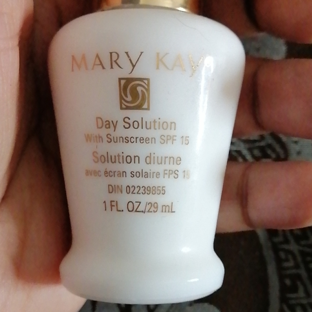 Day solution with sunscreen spf 15